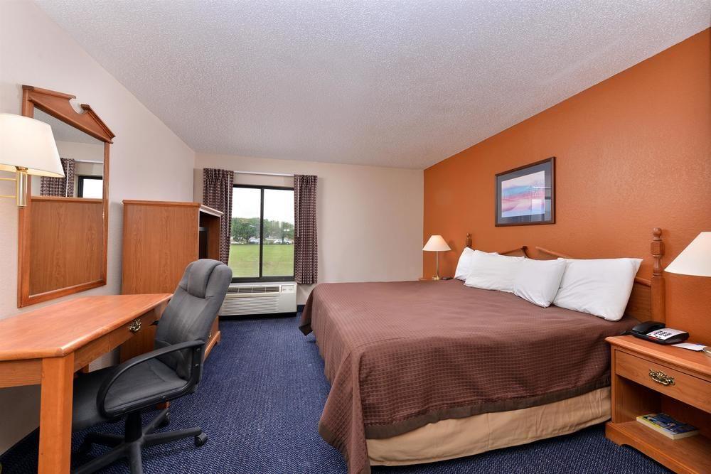 Red Roof Inn & Suites Austin East - Manor Екстериор снимка