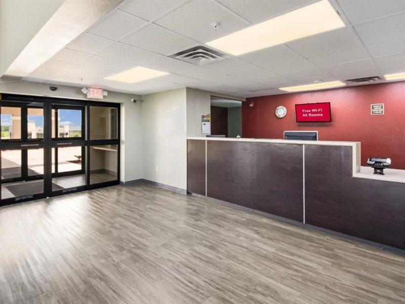 Red Roof Inn & Suites Austin East - Manor Екстериор снимка