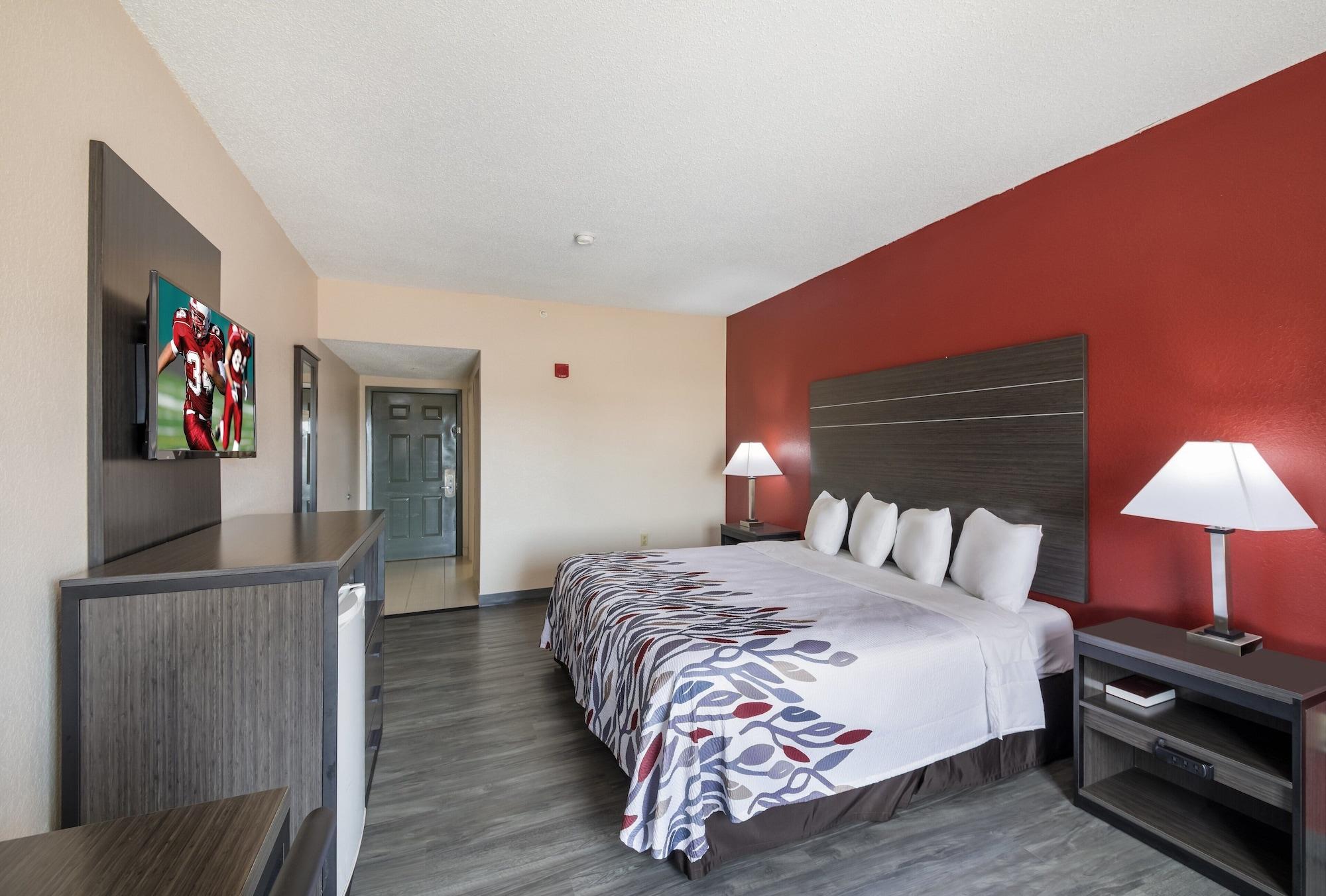 Red Roof Inn & Suites Austin East - Manor Екстериор снимка