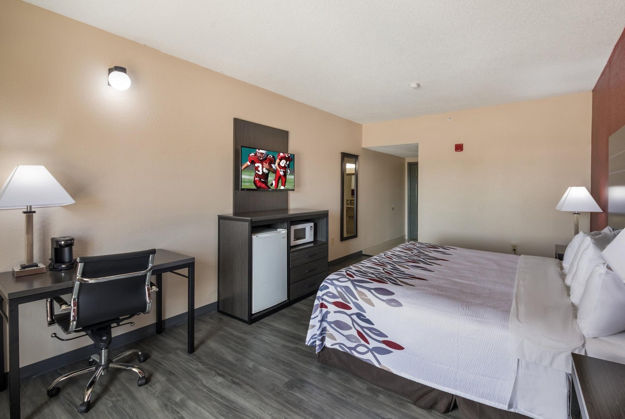 Red Roof Inn & Suites Austin East - Manor Екстериор снимка