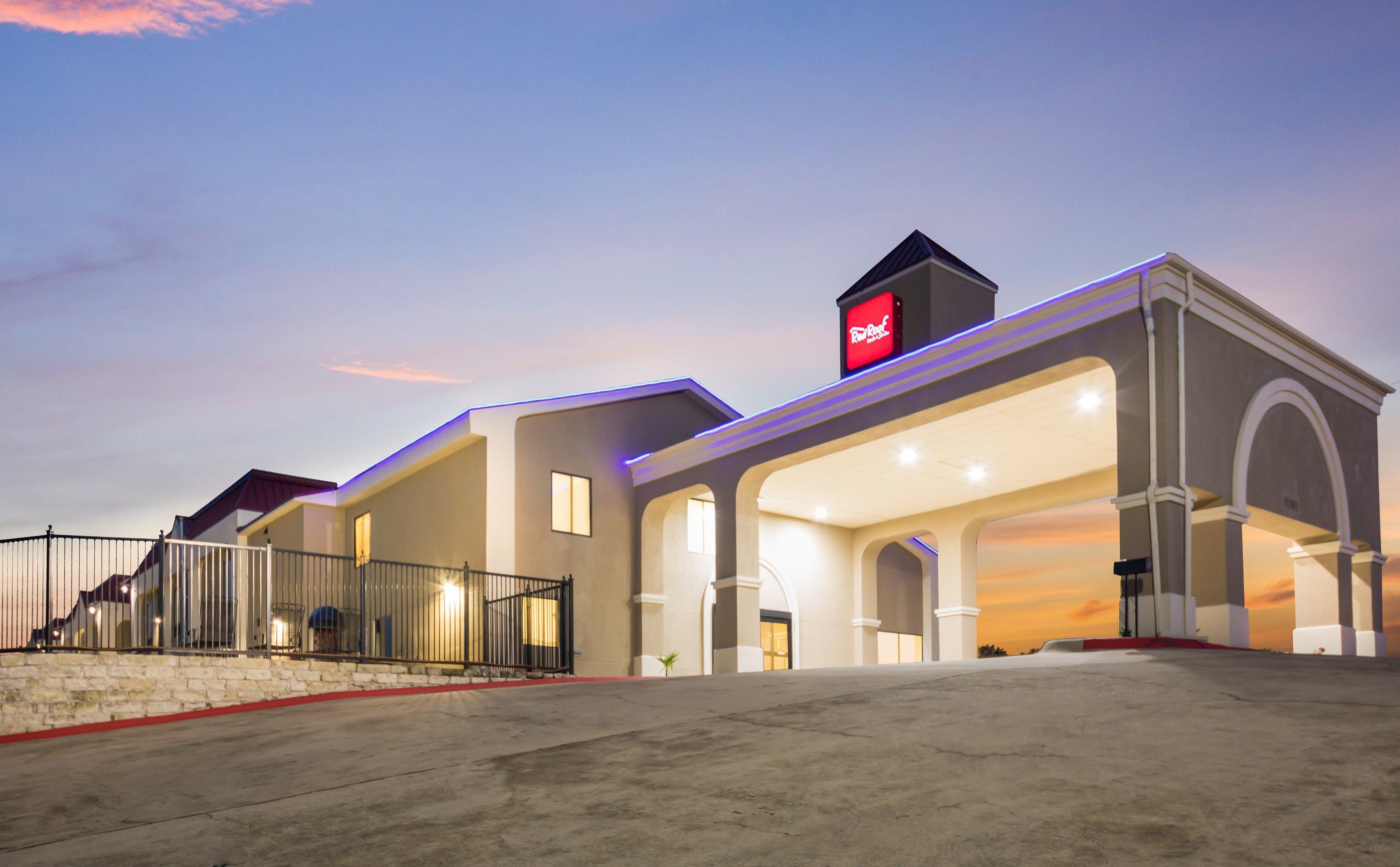 Red Roof Inn & Suites Austin East - Manor Екстериор снимка