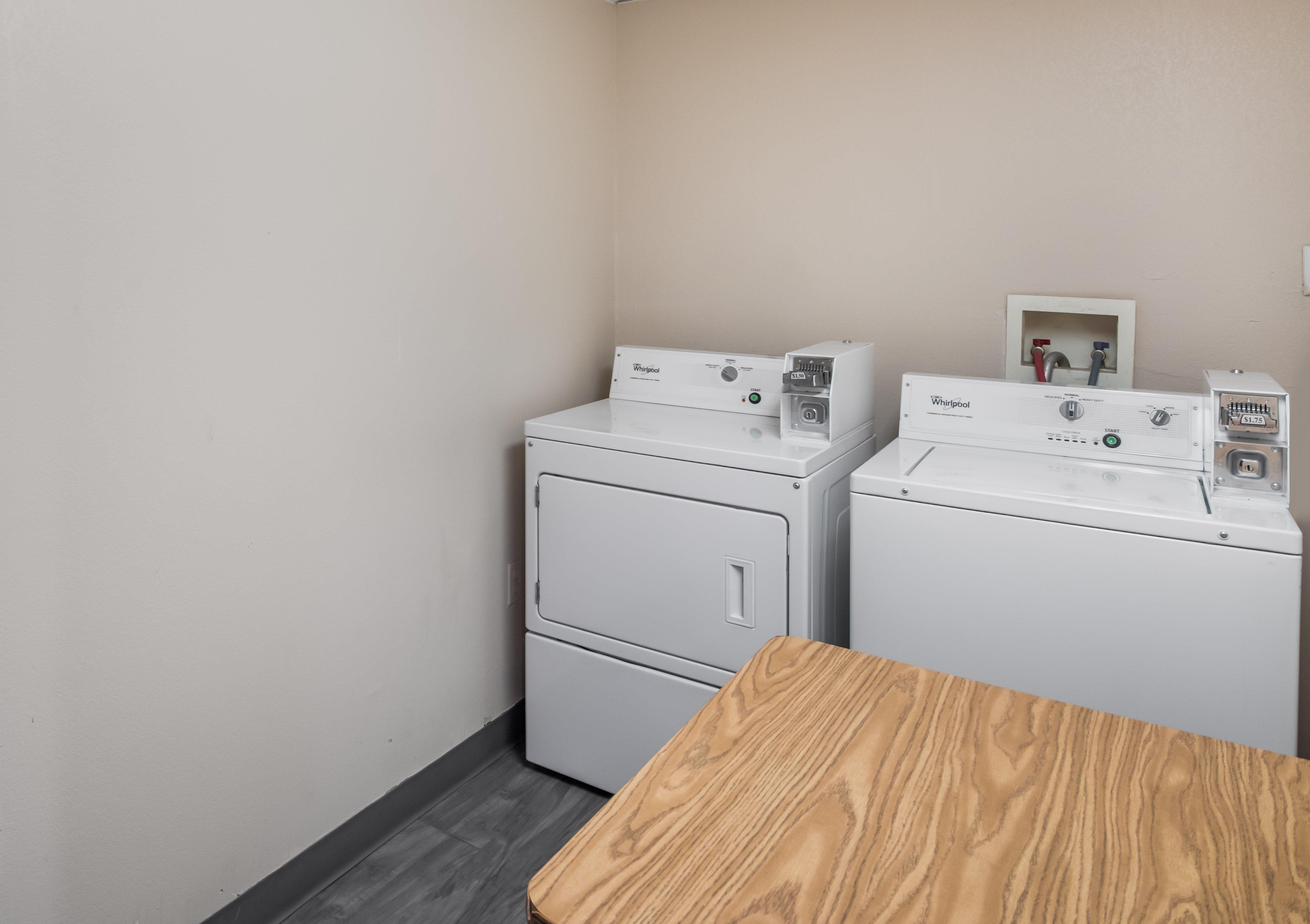 Red Roof Inn & Suites Austin East - Manor Екстериор снимка