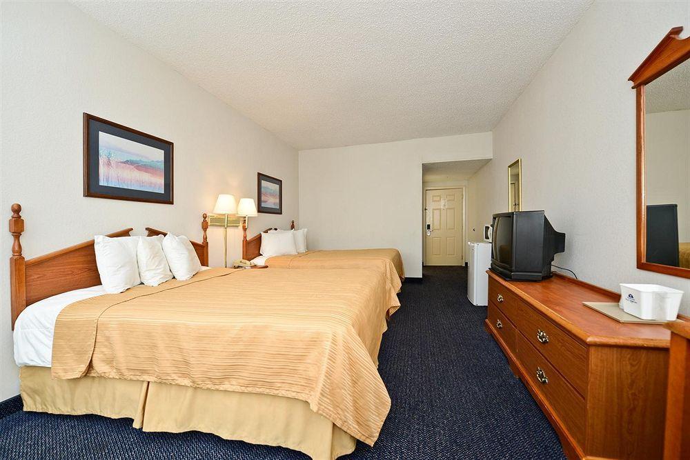 Red Roof Inn & Suites Austin East - Manor Стая снимка