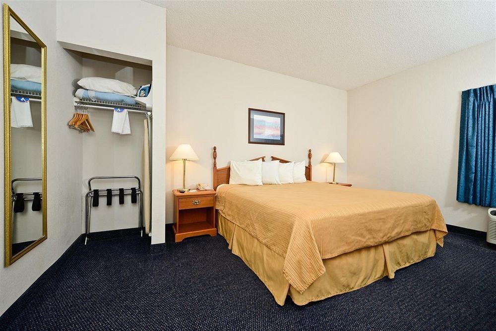 Red Roof Inn & Suites Austin East - Manor Стая снимка