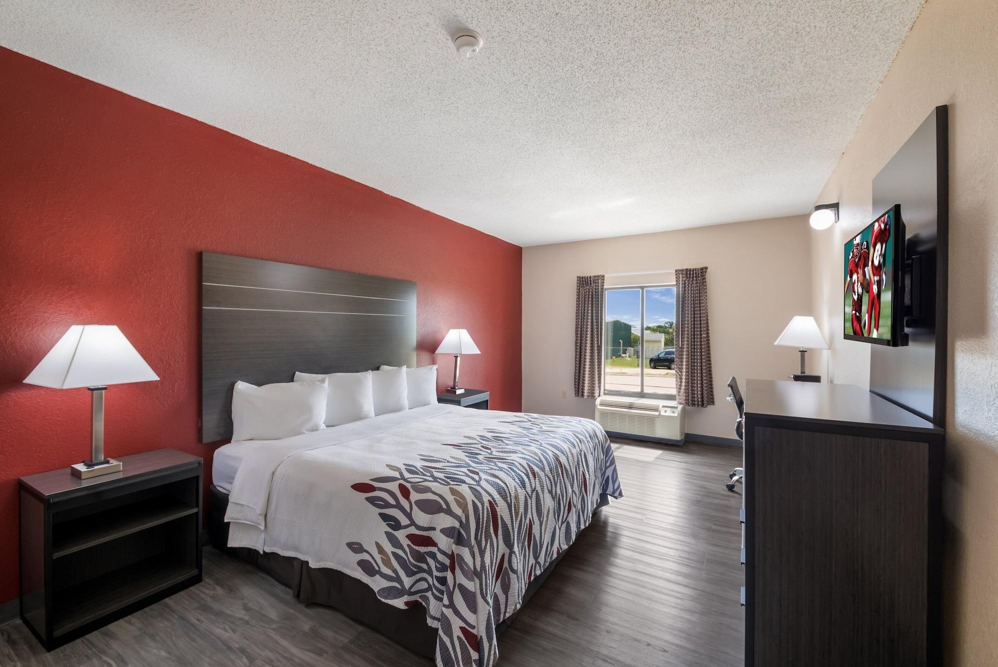 Red Roof Inn & Suites Austin East - Manor Екстериор снимка