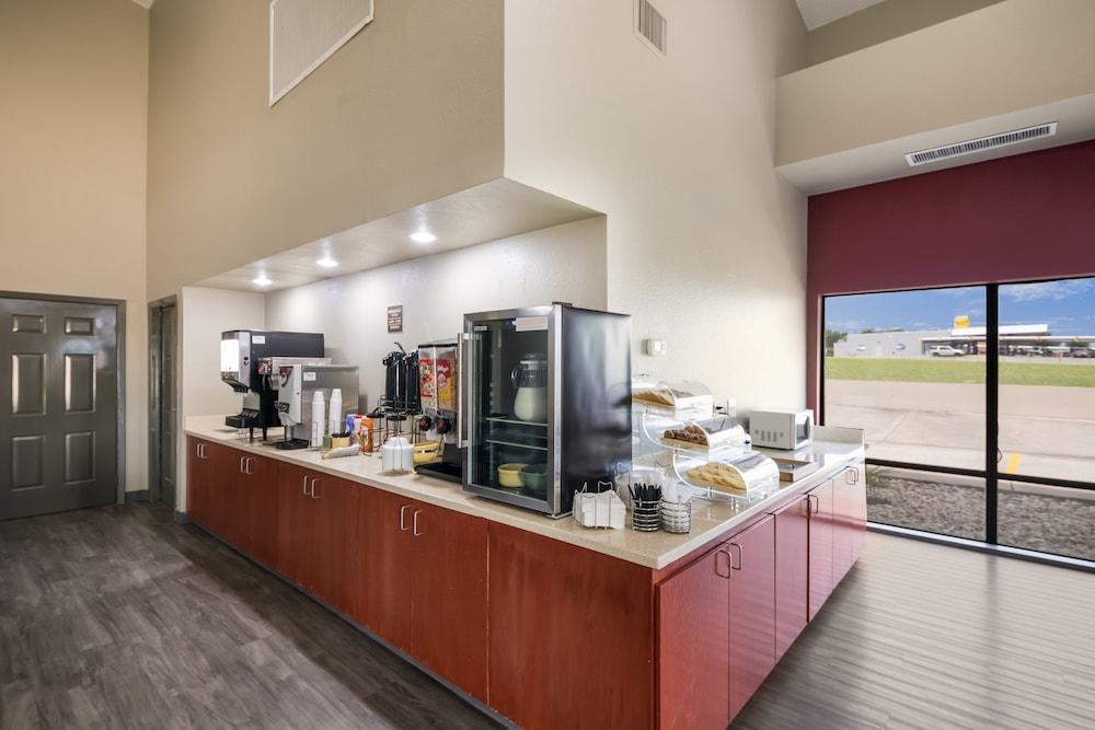 Red Roof Inn & Suites Austin East - Manor Екстериор снимка