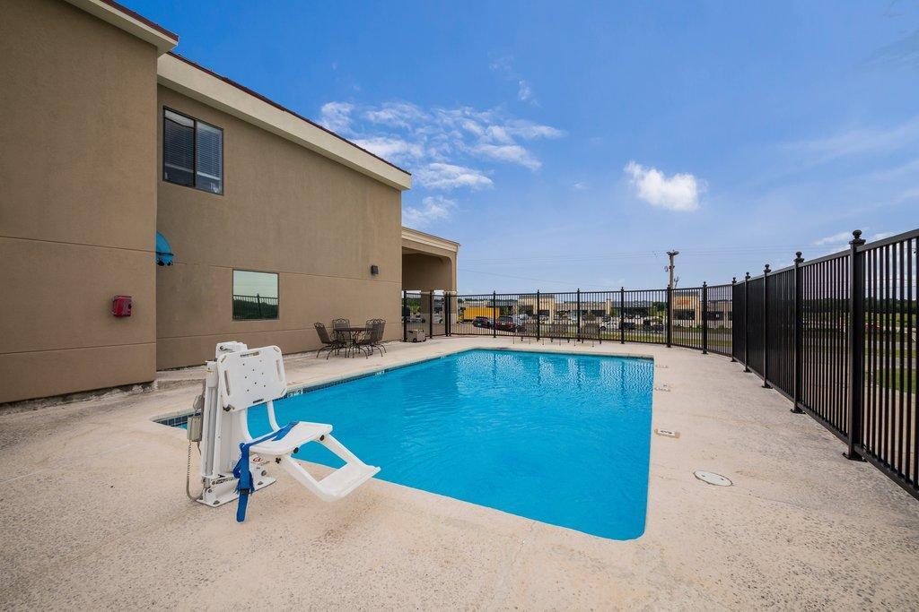 Red Roof Inn & Suites Austin East - Manor Екстериор снимка