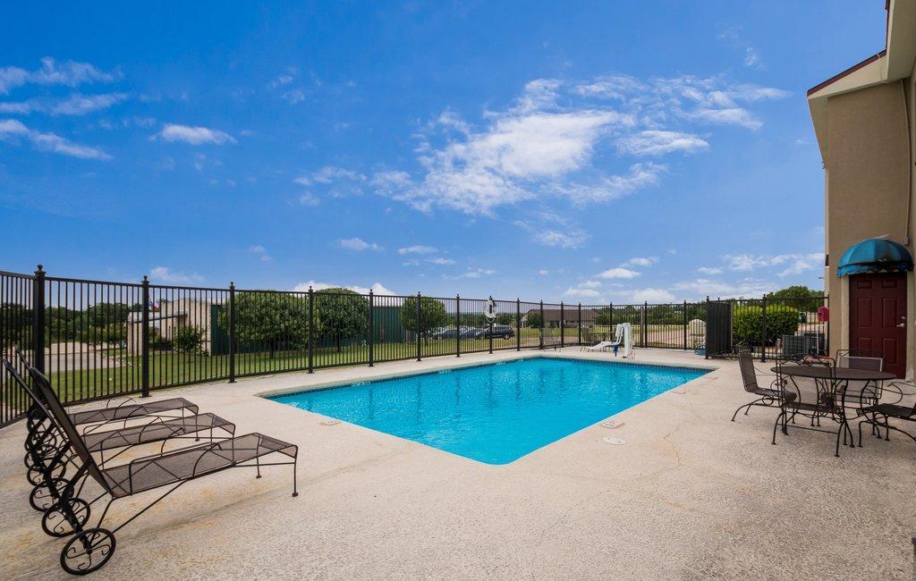 Red Roof Inn & Suites Austin East - Manor Екстериор снимка