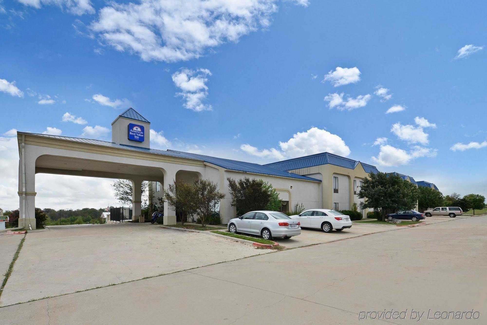 Red Roof Inn & Suites Austin East - Manor Екстериор снимка