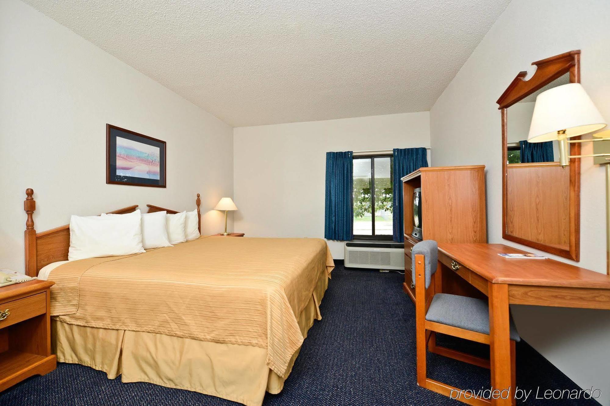 Red Roof Inn & Suites Austin East - Manor Екстериор снимка