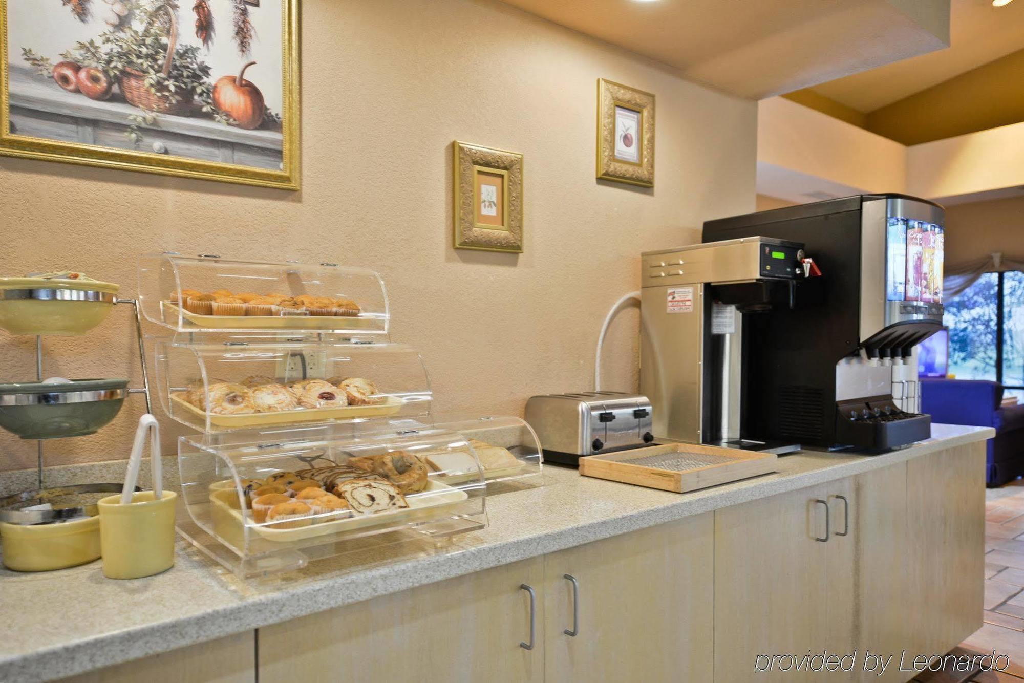 Red Roof Inn & Suites Austin East - Manor Екстериор снимка
