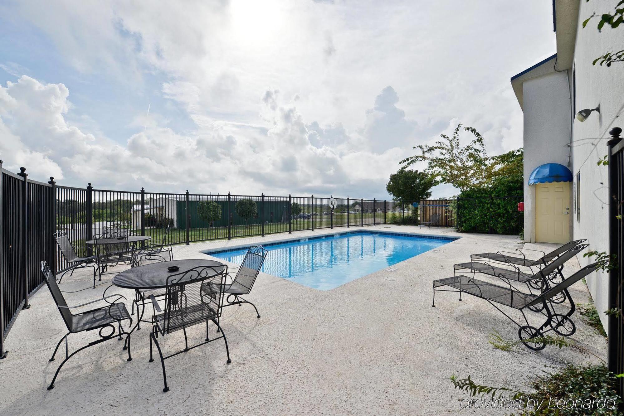 Red Roof Inn & Suites Austin East - Manor Съоръжения снимка