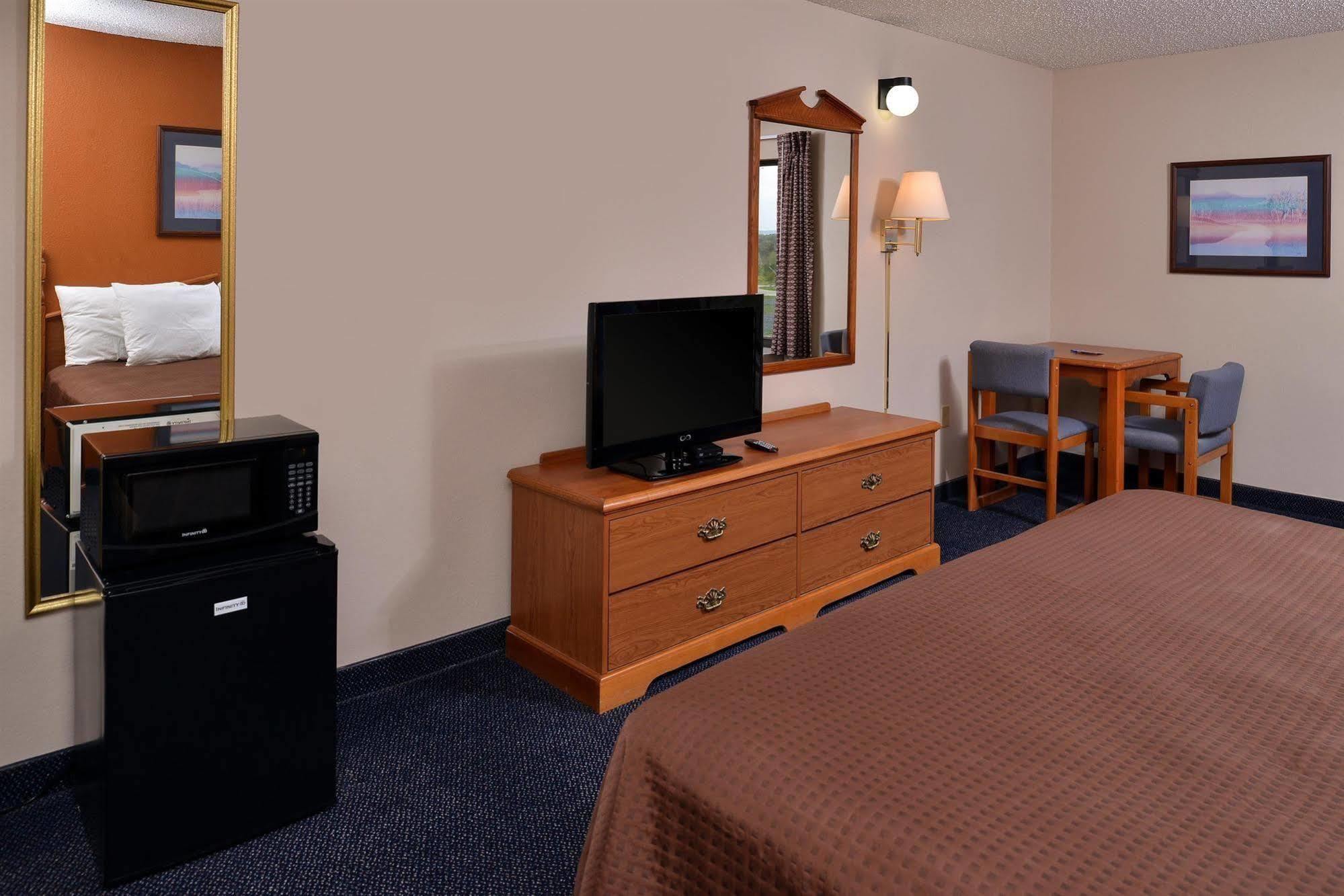 Red Roof Inn & Suites Austin East - Manor Екстериор снимка