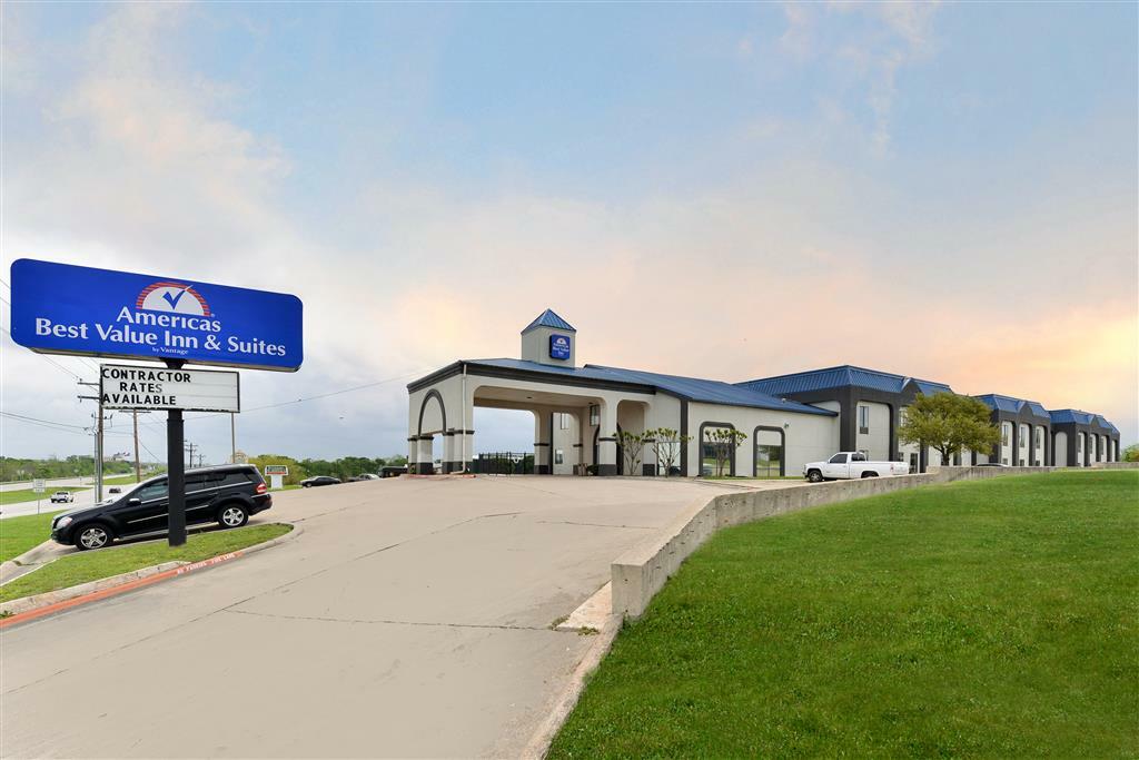 Red Roof Inn & Suites Austin East - Manor Екстериор снимка